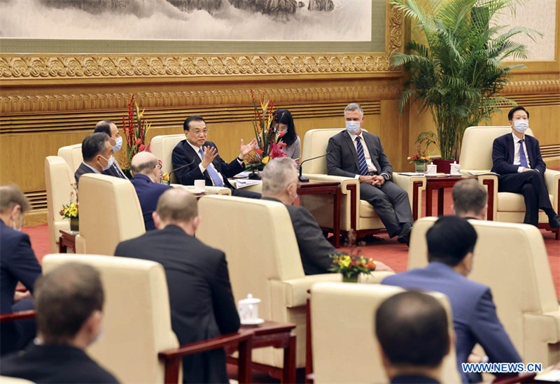 Le Premier ministre chinois organise un symposium avec les représentants des experts étrangers en Chine