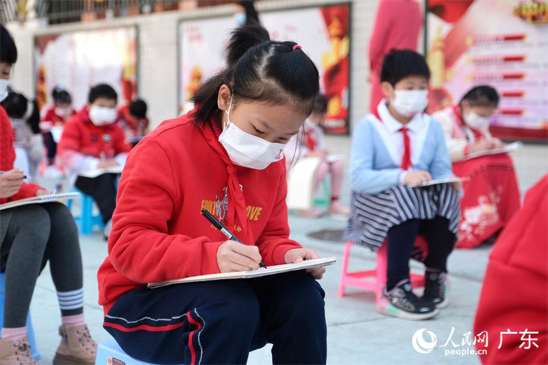 Guangzhou : des élèves d'une école primaire ont peint la mascotte Bing Dwen Dwen pour encourager les athlètes des JO d'hiver de Beijing