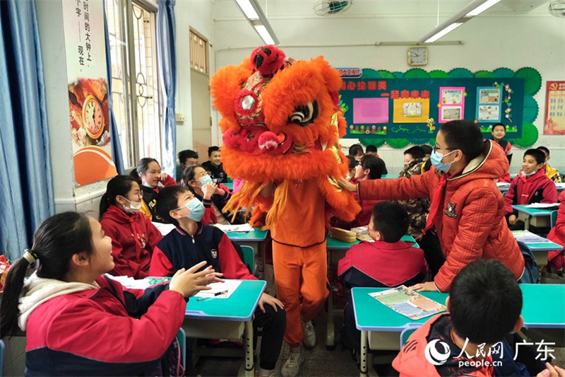 Guangzhou : des élèves d'une école primaire ont peint la mascotte Bing Dwen Dwen pour encourager les athlètes des JO d'hiver de Beijing