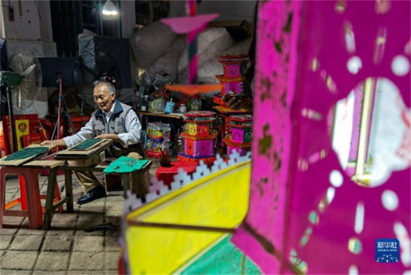 La persévérance d'un artisan fabricant de lanternes de la province de Hainan