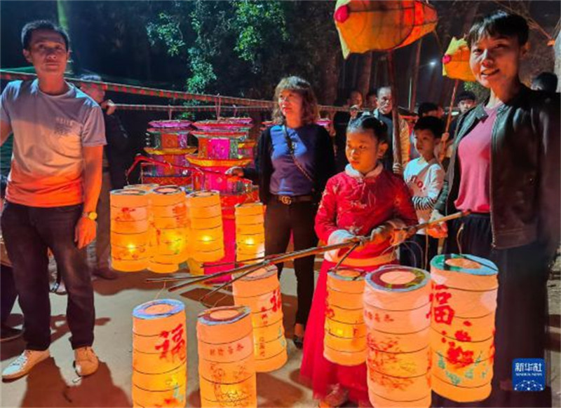 La persévérance d'un artisan fabricant de lanternes de la province de Hainan