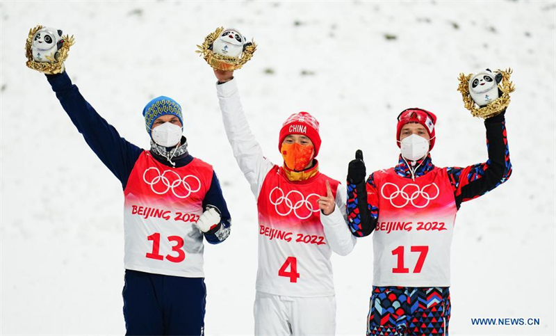 (BEIJING 2022) Le Chinois Qi Guangpu remporte l'or en saut acrobatique hommes