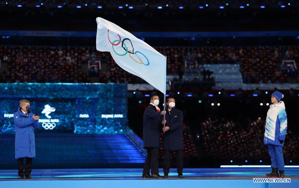 Le drapeau olympique remis aux villes de Milan et Cortina