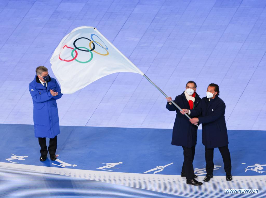 Le drapeau olympique remis aux villes de Milan et Cortina