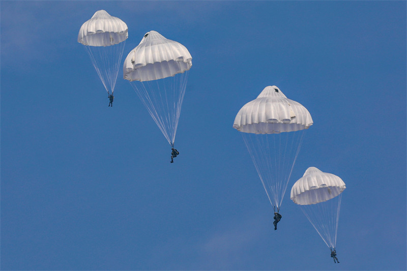 Une brigade de soldats aéroportés : de braves soldats qui descendent du ciel