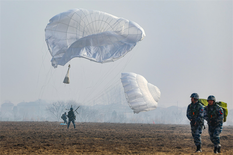 Une brigade de soldats aéroportés : de braves soldats qui descendent du ciel