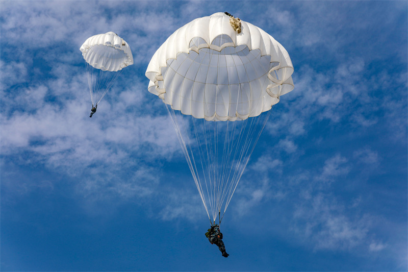 Une brigade de soldats aéroportés : de braves soldats qui descendent du ciel