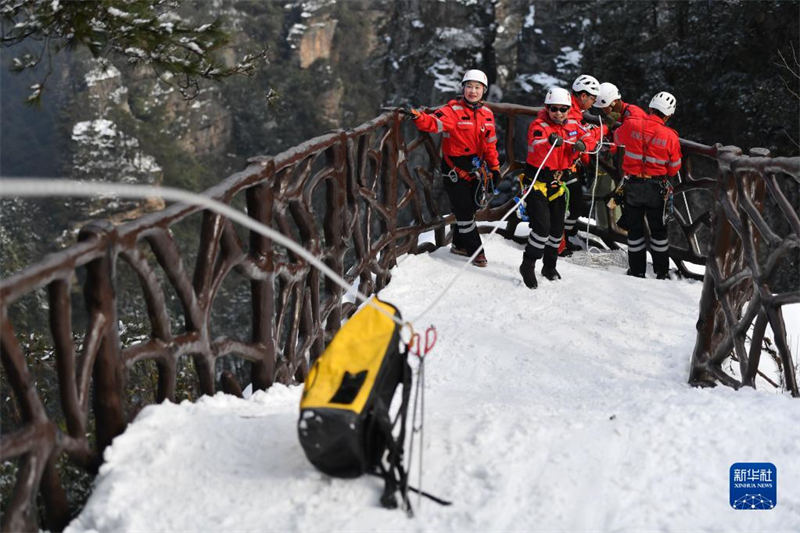 Hunan : des secouristes braves affrontent des montagnes enneigées