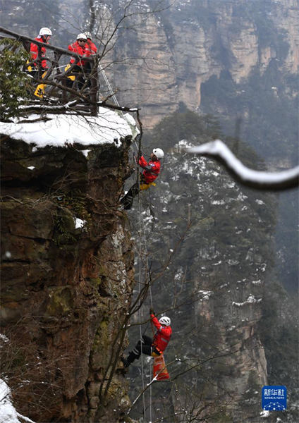 Hunan : des secouristes braves affrontent des montagnes enneigées