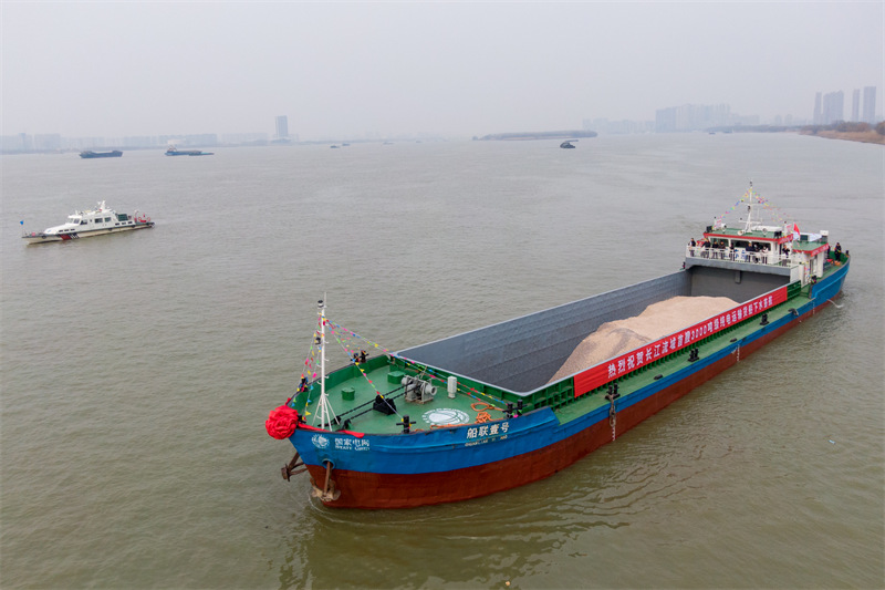 Voyage inaugural du premier cargo purement électrique de 3 000 tonnes dans la zone du fleuve Yangtsé