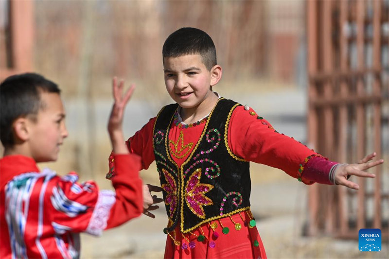 Xinjiang : des villageois jouissent d'une vie meilleure après leur réinstallation