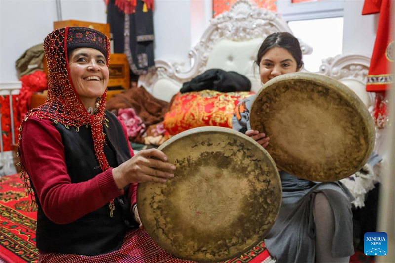 Xinjiang : des villageois jouissent d'une vie meilleure après leur réinstallation