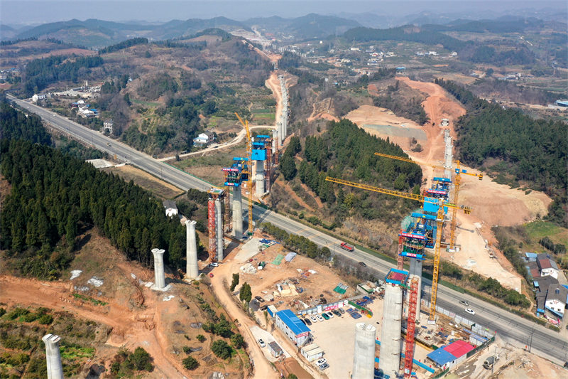 Dans le Hubei, une ligne ferroviaire à grande vitesse de Zhengwan s'accélère