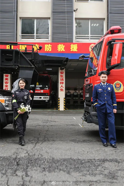 Ces photos de mariage entre le 119 (un pompier) et le 110 (une policière) sont tellement cool !