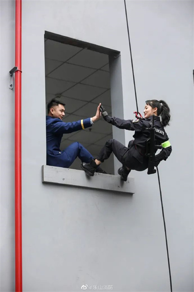 Ces photos de mariage entre le 119 (un pompier) et le 110 (une policière) sont tellement cool !