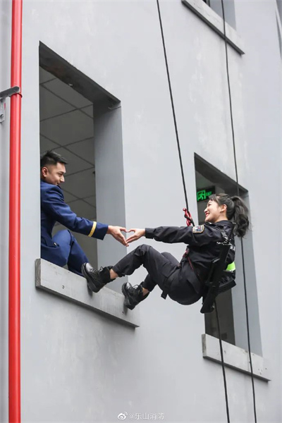 Ces photos de mariage entre le 119 (un pompier) et le 110 (une policière) sont tellement cool !