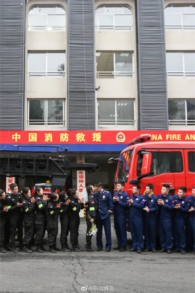 Ces photos de mariage entre le 119 (un pompier) et le 110 (une policière) sont tellement cool !