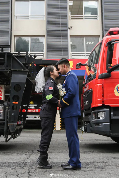 Ces photos de mariage entre le 119 (un pompier) et le 110 (une policière) sont tellement cool !