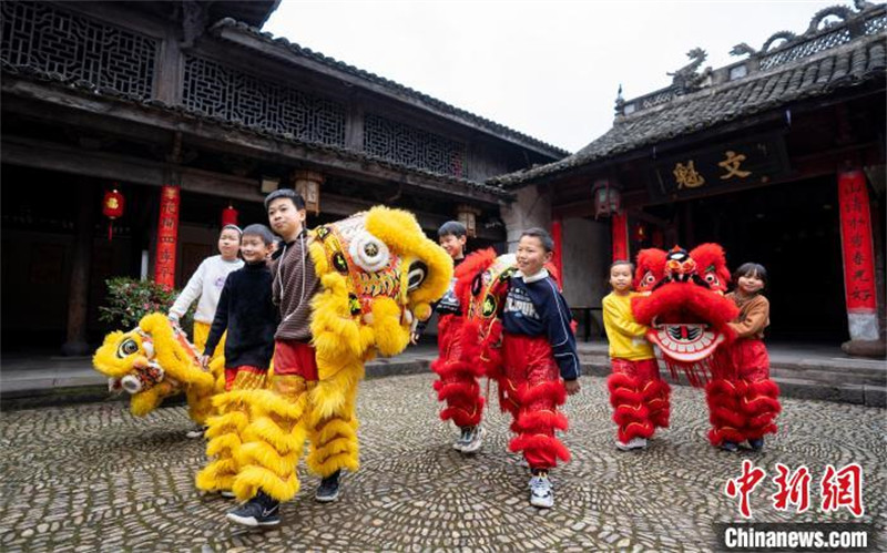 Les jeunes revitalisent la tradition de la danse du lion en Chine orientale