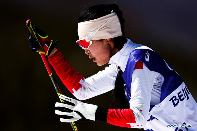 Guo Yujie championne de para biathlon femmes sprint debout aux Jeux paralympiques d'hiver de Beijing