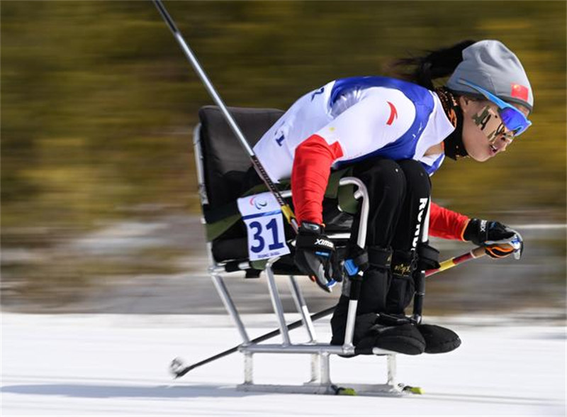 La Chinoise Yang Hongqiong décroche la médaille d'or en ski de fond longue distance assis femmes aux Jeux paralympiques de Beijing 2022