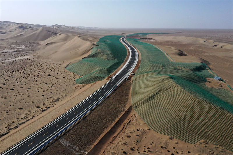 Le vaste désert du Gansu se transforme en voie de communication