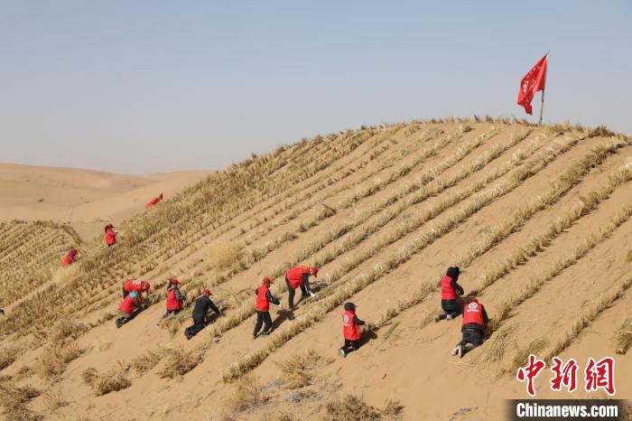 Le Gansu lutte contre l'avancée du désert de Tengger