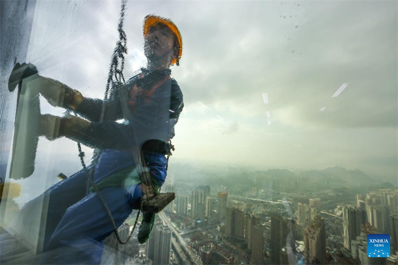 Les tours jumelles du Centre du commerce international de Guiyang subissent le premier nettoyage de leurs murs extérieurs