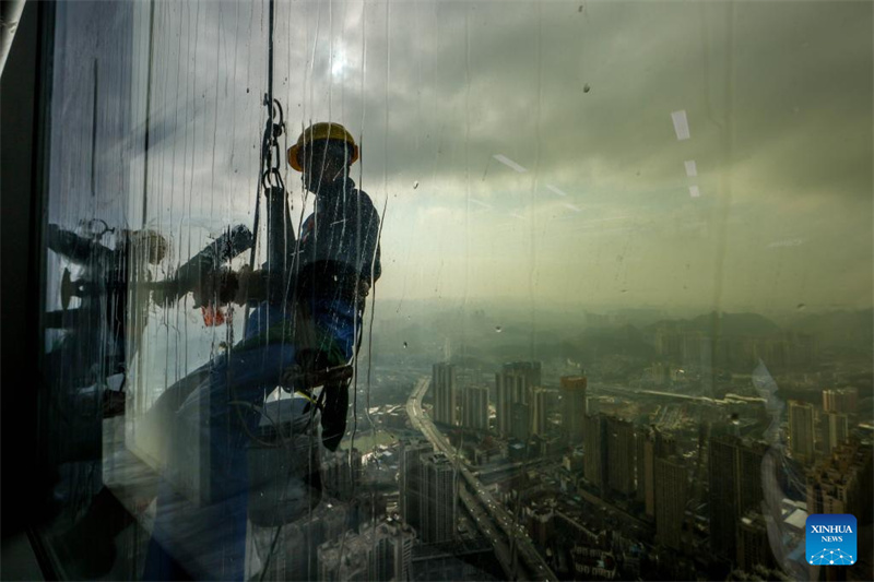 Les tours jumelles du Centre du commerce international de Guiyang subissent le premier nettoyage de leurs murs extérieurs