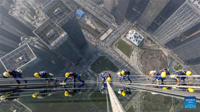 Les tours jumelles du Centre du commerce international de Guiyang subissent le premier nettoyage de leurs murs extérieurs