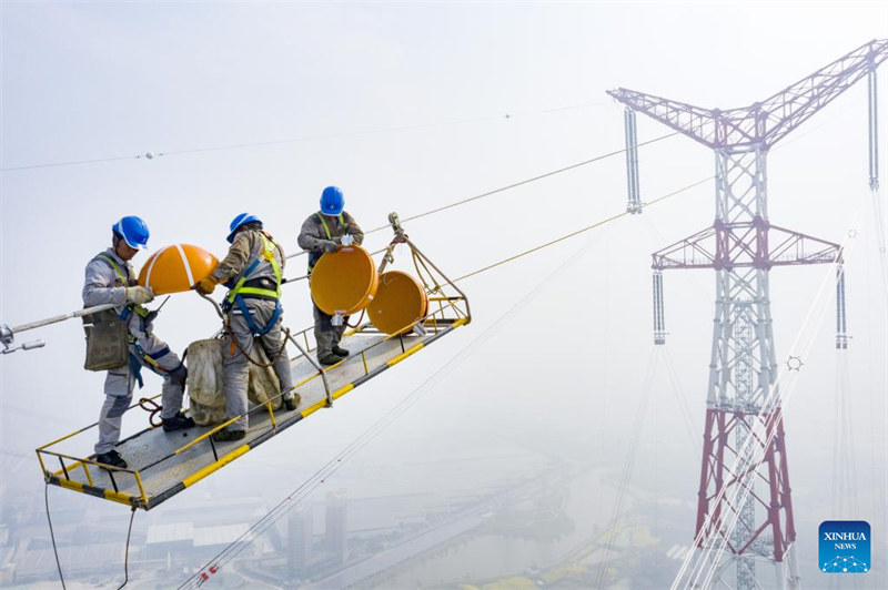 La section de l'Anhui de la ligne de transport d'électricité Baihetan-Jiangsu achevée