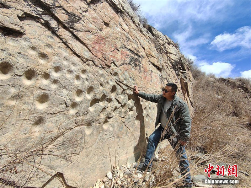 Un ensemble de pétroglyphes découvert dans une grotte dans la province du Qinghai