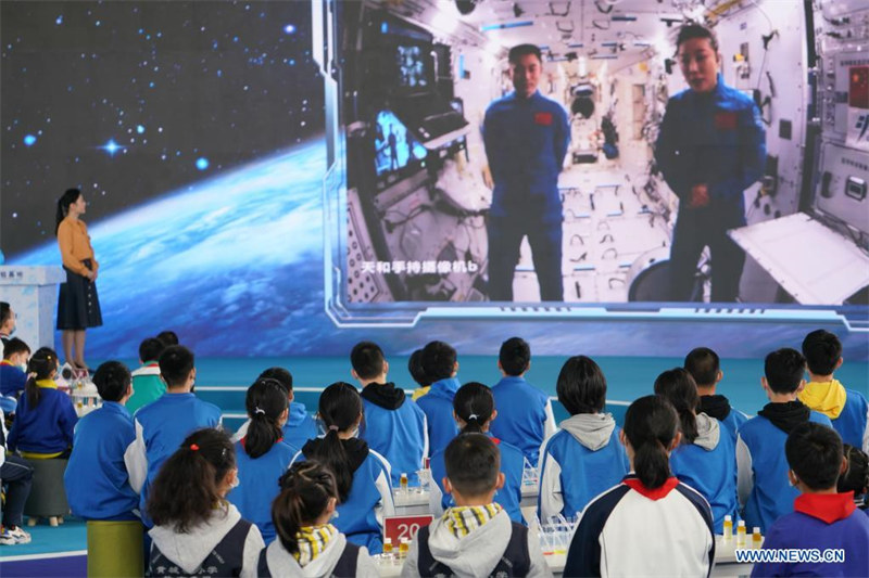 Les astronautes chinois donnent un deuxième cours depuis la station spatiale