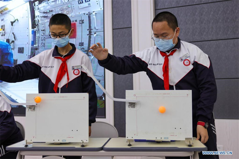 Les astronautes chinois donnent un deuxième cours depuis la station spatiale