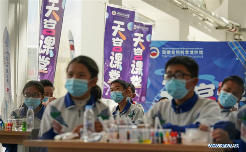 Les astronautes chinois donnent un deuxième cours depuis la station spatiale