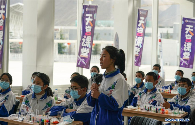 Les astronautes chinois donnent un deuxième cours depuis la station spatiale