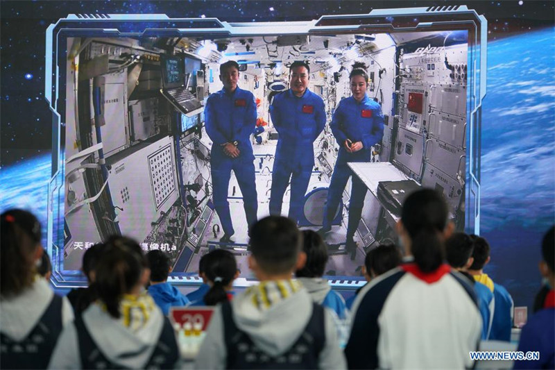 Les astronautes chinois donnent un deuxième cours depuis la station spatiale