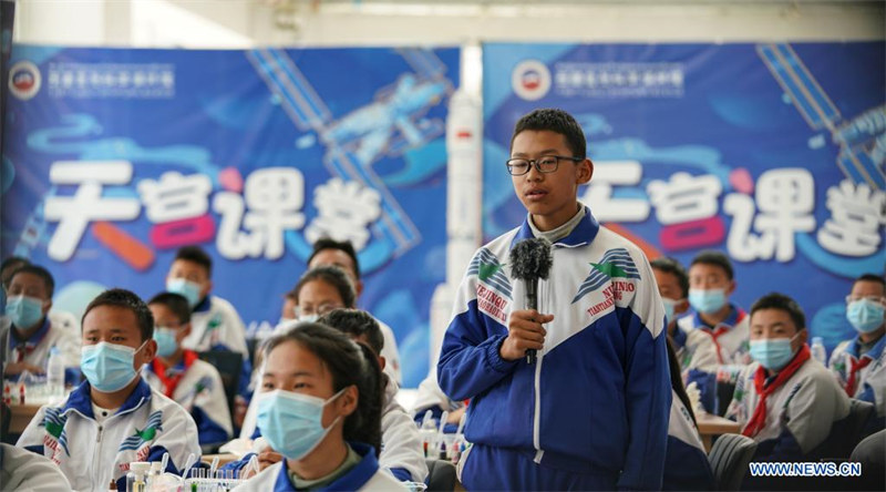 Les astronautes chinois donnent un deuxième cours depuis la station spatiale