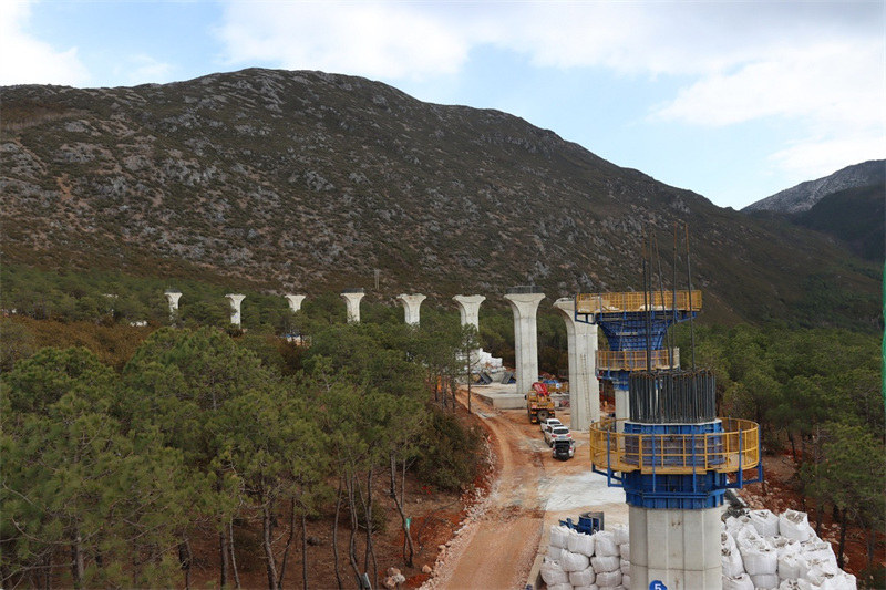 Une ligne ferroviaire touristique de montagne en construction dans le Yunnan