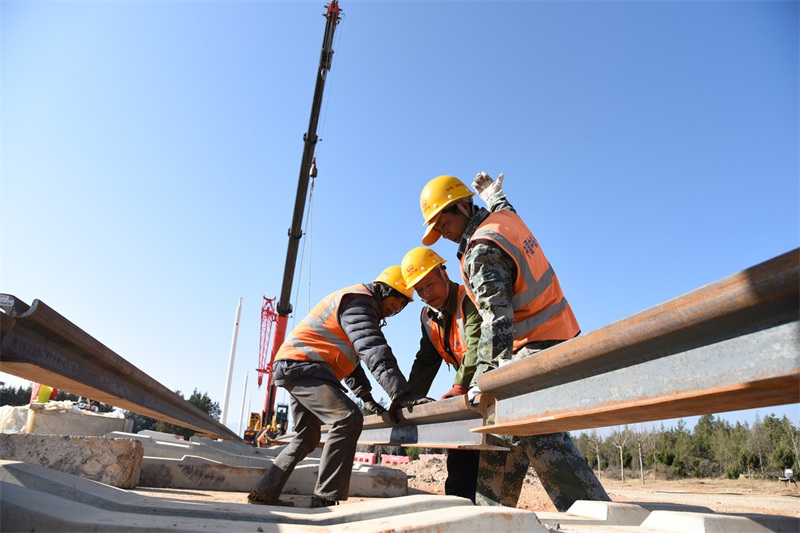 Une ligne ferroviaire touristique de montagne en construction dans le Yunnan