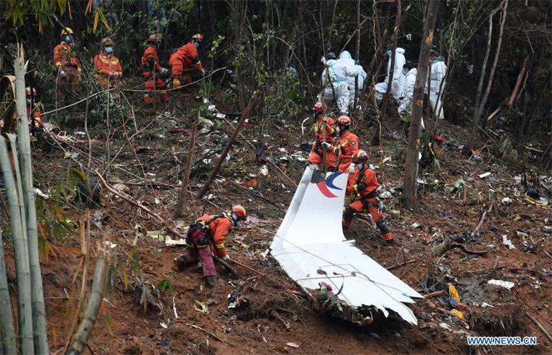 Chine : des morceaux de moteur de l'avion écrasé retrouvés