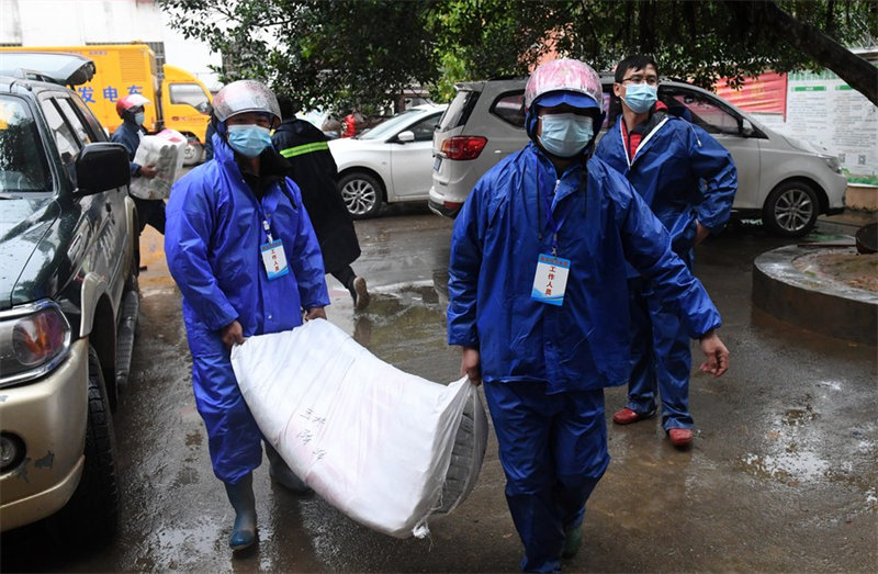 Chine : fournitures de secours à la suite du crash aérien au Guangxi