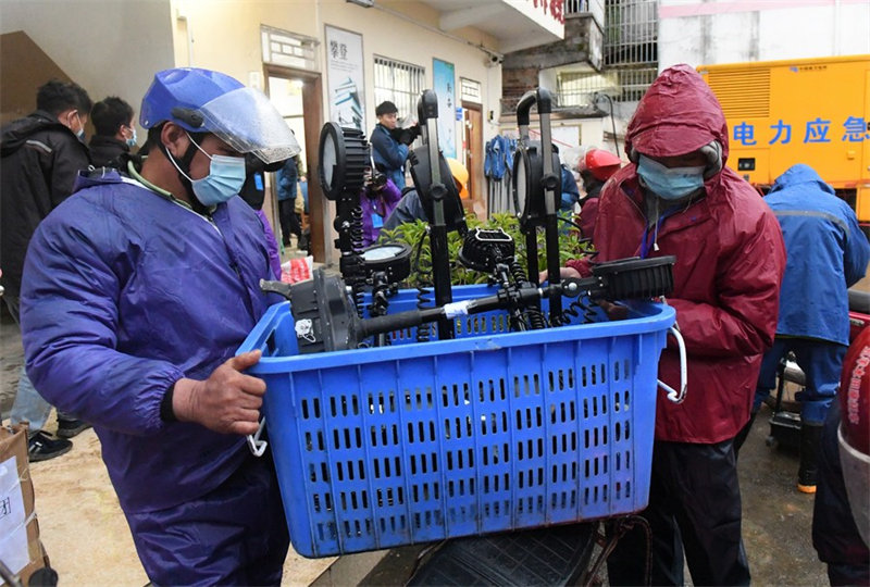 Chine : fournitures de secours à la suite du crash aérien au Guangxi