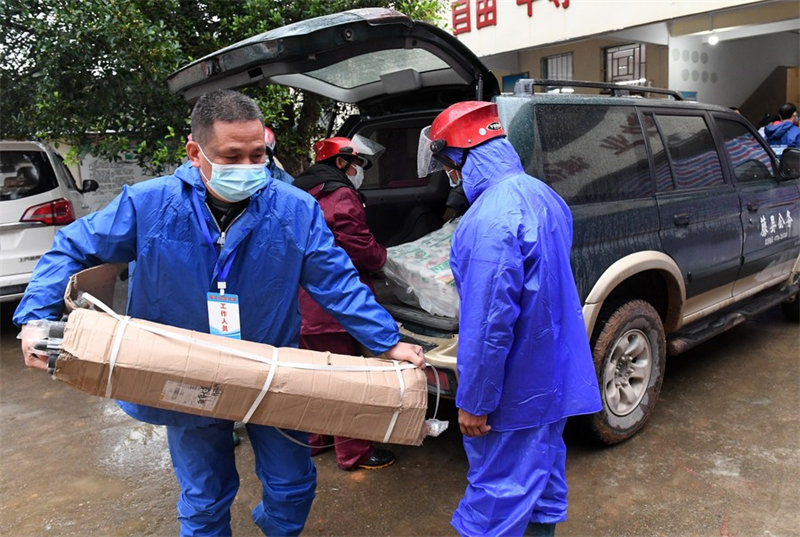 Chine : fournitures de secours à la suite du crash aérien au Guangxi