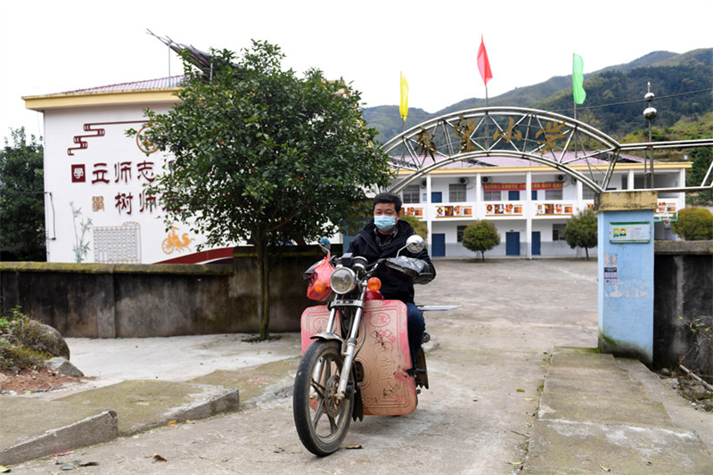 Jiangxi : un enseignant ? donne des cours ? à moto dans les régions montagneuses de Fengcheng