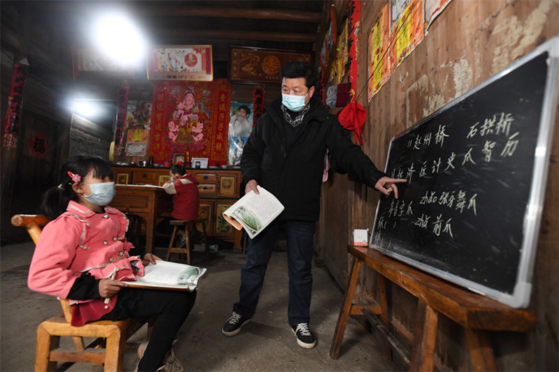 Jiangxi : un enseignant ? donne des cours ? à moto dans les régions montagneuses de Fengcheng