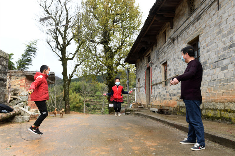 Jiangxi : un enseignant ? donne des cours ? à moto dans les régions montagneuses de Fengcheng