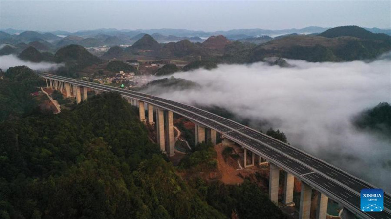 La construction de la ligne principale de l'autoroute Guiyang-Huangping entre dans la phase finale