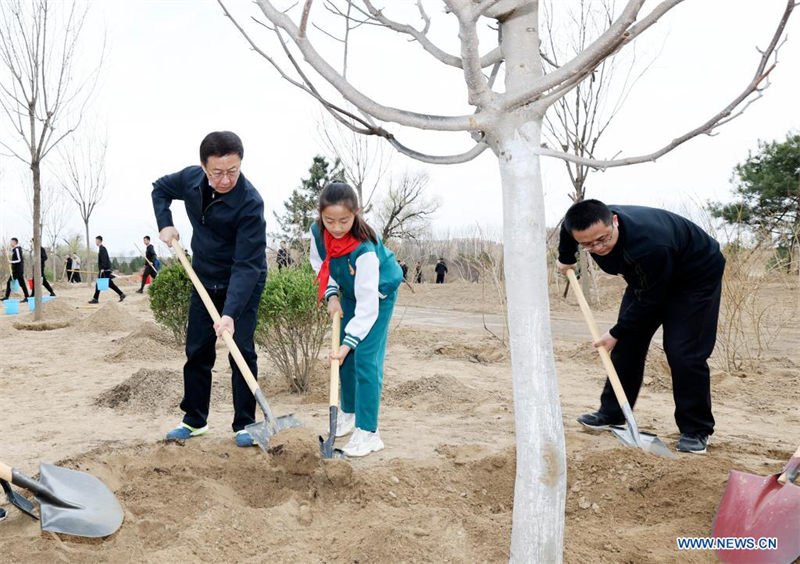 Xi Jinping plante des arbres pour la dixième année en tant que plus haut dirigeant chinois