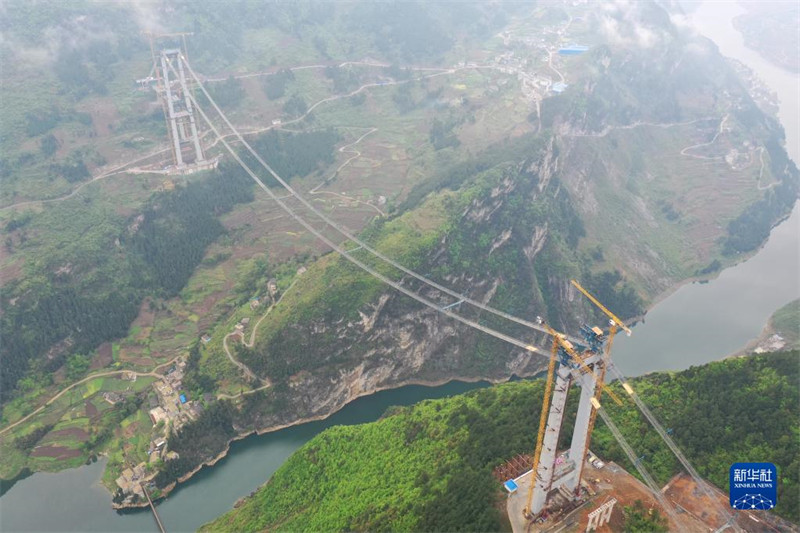 Guizhou : début de la pose des cables principaux du super pont sur la rivière Tongzi